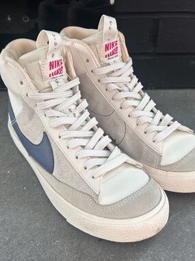 Nike Blazer Mid ‘77 Women’s Sneakers - Size 7 (5.5Y)